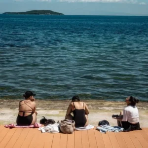 Mensen ontspannen op het strand met zonbescherming aangebracht